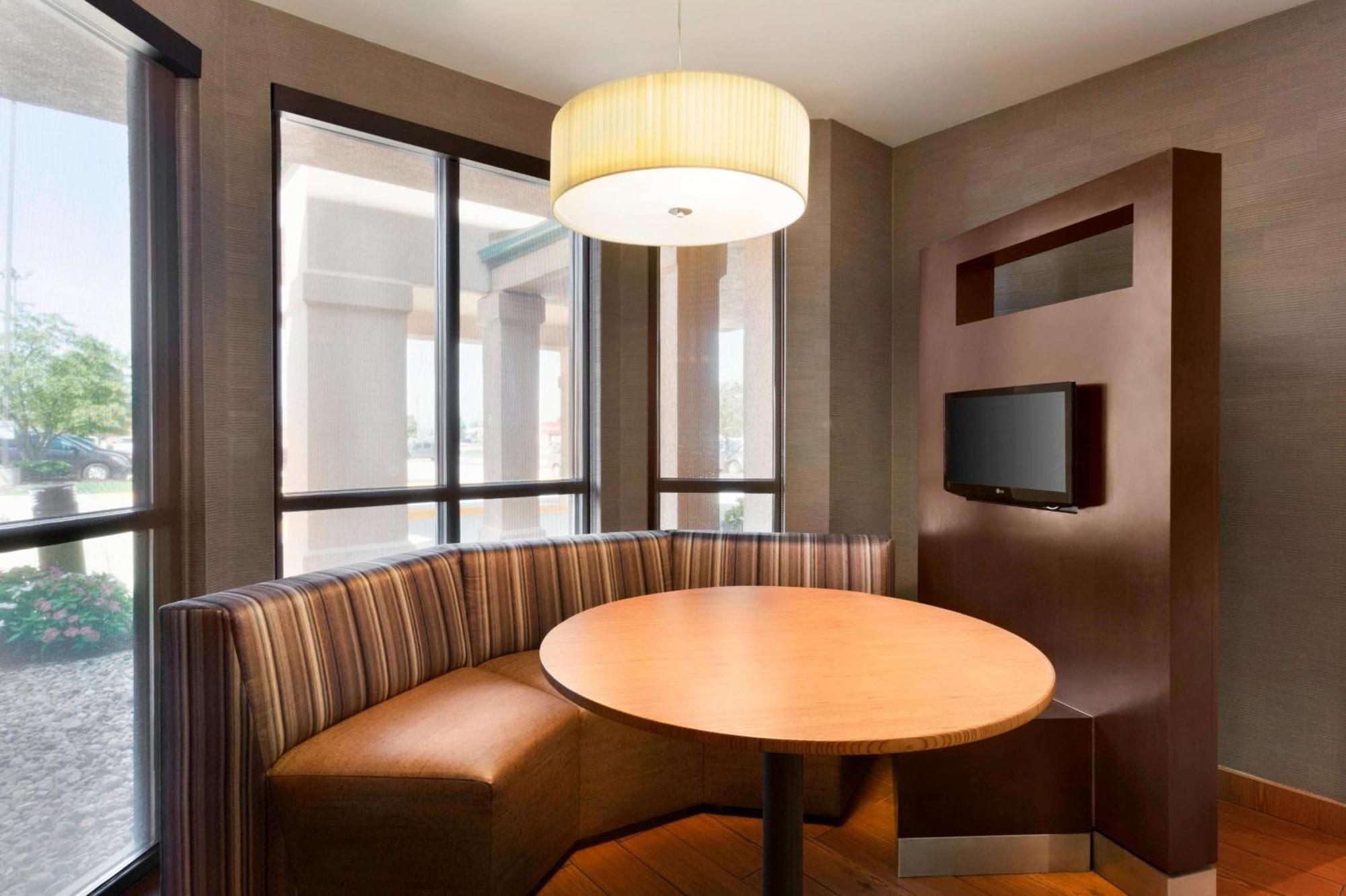 Courtyard By Marriott Bloomington Normal Otel Dış mekan fotoğraf