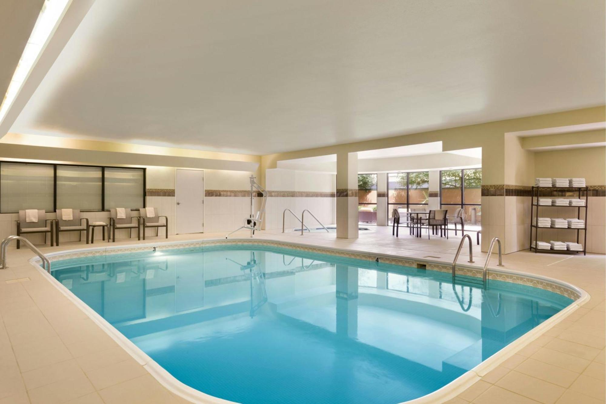 Courtyard By Marriott Bloomington Normal Otel Dış mekan fotoğraf