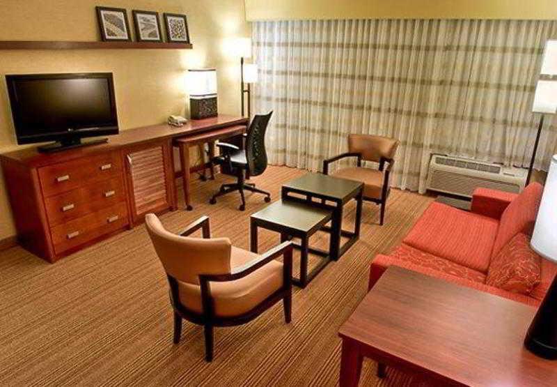 Courtyard By Marriott Bloomington Normal Otel Oda fotoğraf