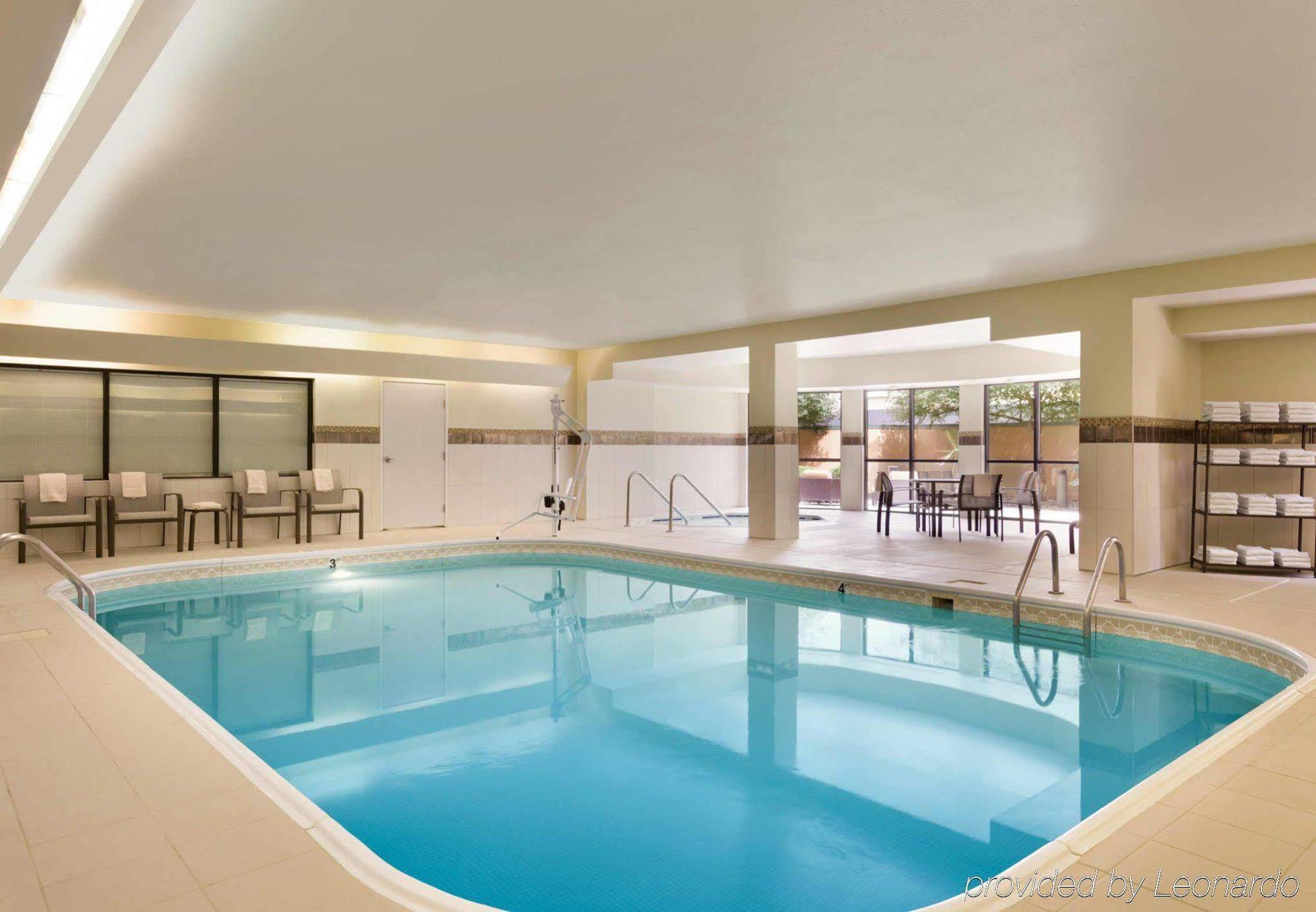 Courtyard By Marriott Bloomington Normal Otel Dış mekan fotoğraf
